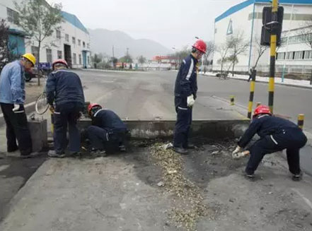 蘭州質(zhì)檢計(jì)量管理自主拆裝100噸地磅 大大提高地磅拆裝技術(shù)