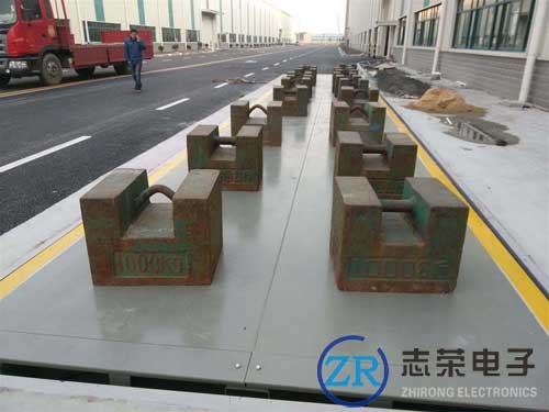 西林質(zhì)監(jiān)分局對(duì)轄區(qū)在用地磅實(shí)施強(qiáng)制檢定 志榮積極響應(yīng)