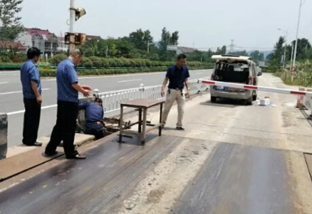 萬佛湖治超卡點(diǎn)對(duì)電子汽車衡進(jìn)行法定計(jì)量檢測