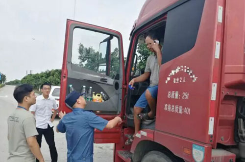 圖為交警正在攔?？梢绍?chē)輛