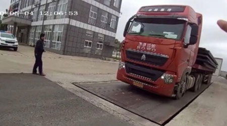 治超站檢測核載50噸貨車過地磅顯示213.96噸！